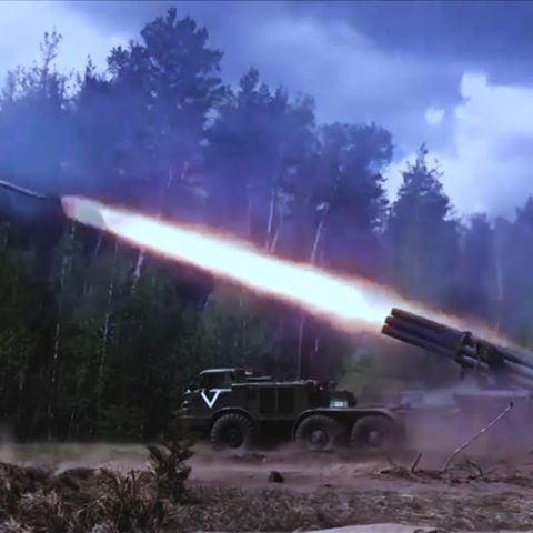 Mit Werfern vom Typ BM-27 Uragan beschießt Russland die ukrainischen Stellungen. 