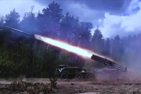 Mit Werfern vom Typ BM-27 Uragan beschießt Russland die ukrainischen Stellungen. 
