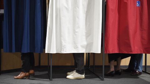 Wähler in einem französischen Wahlbüro