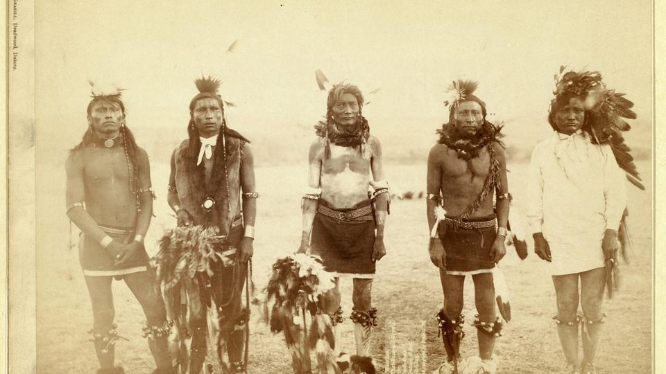 LGBTQ Nordamerika Krieger Historische Aufnahme von Kriegern einer indigenen Gemeinde Nordamerikas