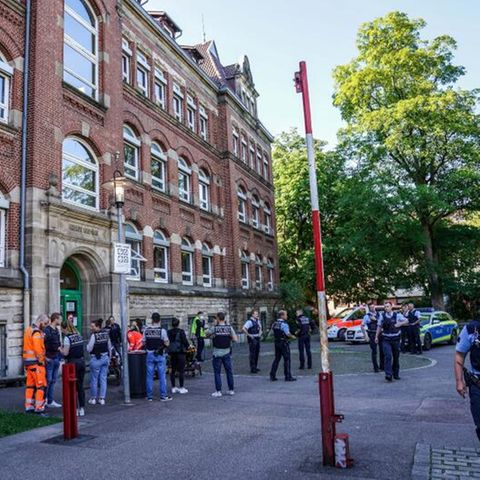 Polizisten vor der Schule in Esslingen