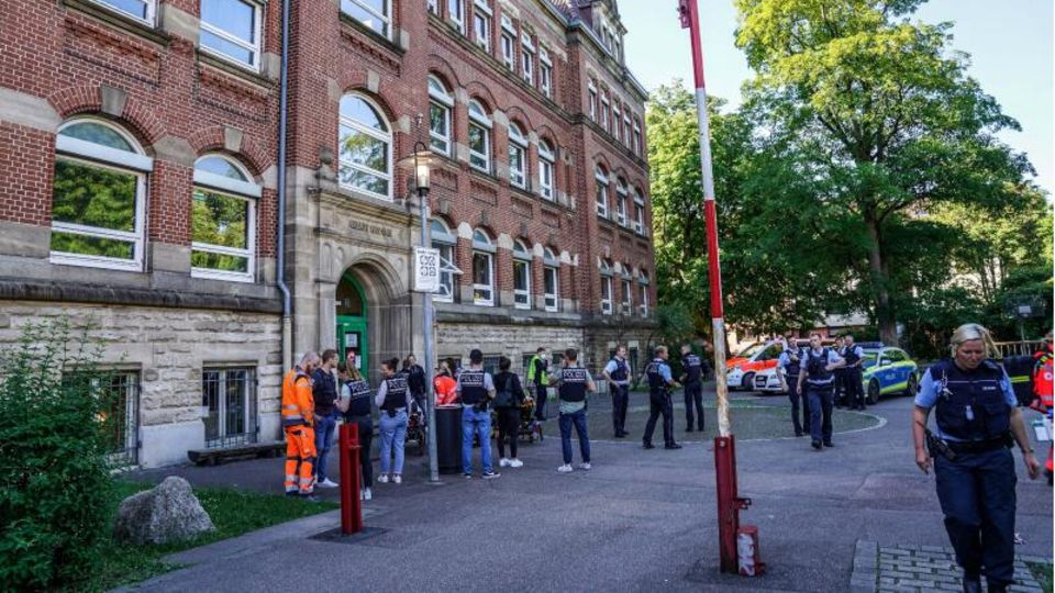 Polizisten vor der Schule in Esslingen