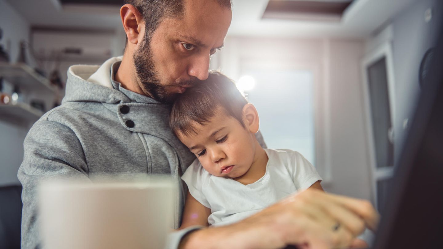 Vater mit seinem Sohn vorm Laptop Vater mit seinem Sohn vorm Laptop