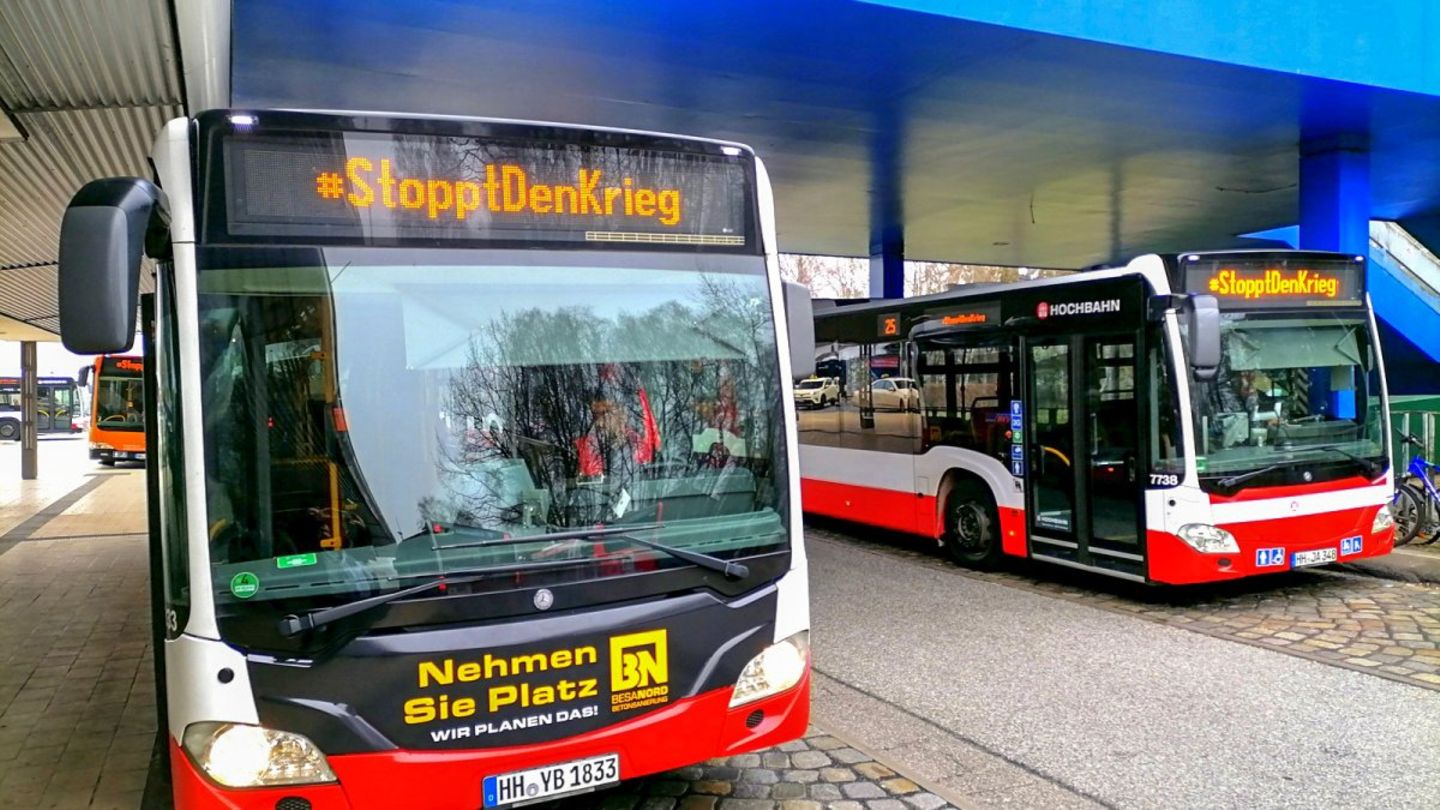 "Stoppt den Krieg" – Hamburgs Busse mit der Friedensbotschaft