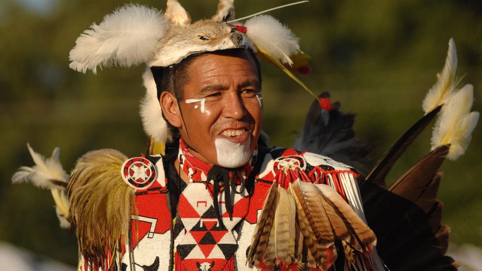 LGBTQ+ in indigenen Gemeinden in den USA Ein Ureinwohner Nordamerikas