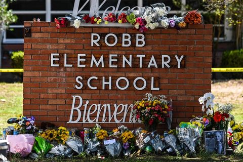 Blumen, Briefe und Fotos vor der Robb Elementary School in Uvalde im US-Bundesstaat Texas