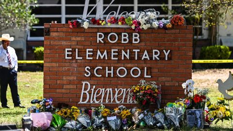 Blumen, Briefe und Fotos vor der Robb Elementary School in Uvalde im US-Bundesstaat Texas