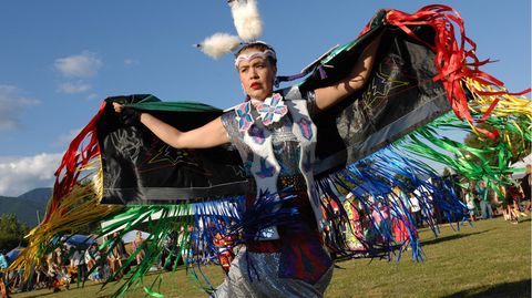 Ureinwohnerin Nordamerikas in traditioneller Kleidung bei einem Fest