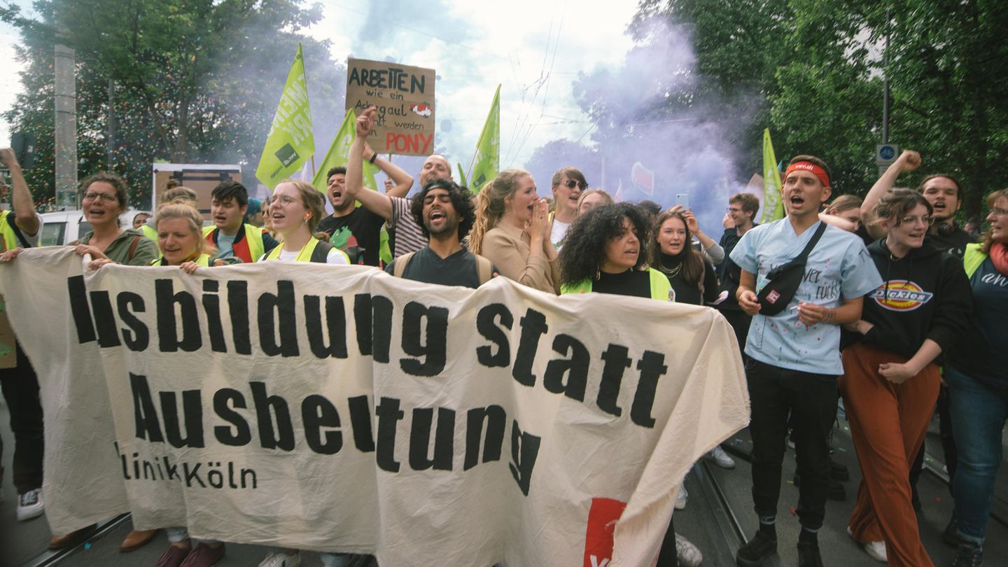 Nach Verdi-Angaben streiken täglich rund 2000 Pflege- und Servicekräfte von sechs Unikliniken in NRW.