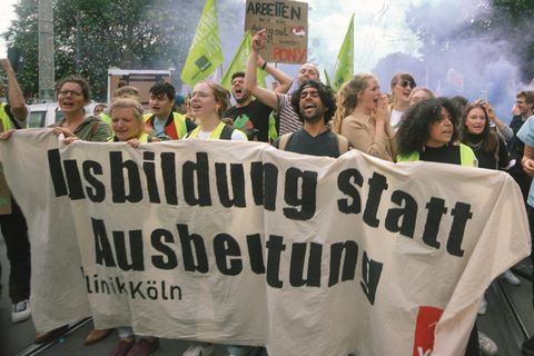 Nach Verdi-Angaben streiken täglich rund 2000 Pflege- und Servicekräfte von sechs Unikliniken in NRW.