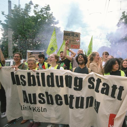 Nach Verdi-Angaben streiken täglich rund 2000 Pflege- und Servicekräfte von sechs Unikliniken in NRW.