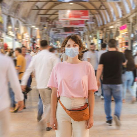 Schon im Sommer könnte das Coronavirus die Krankenhäuser wieder füllen. Maßnahmen fallen weg und die Menschen kommen wieder in größeren Gruppen zusammen