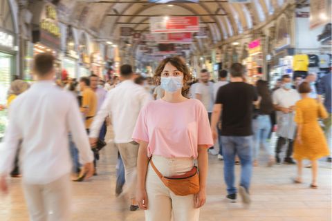 Schon im Sommer könnte das Coronavirus die Krankenhäuser wieder füllen. Maßnahmen fallen weg und die Menschen kommen wieder in größeren Gruppen zusammen