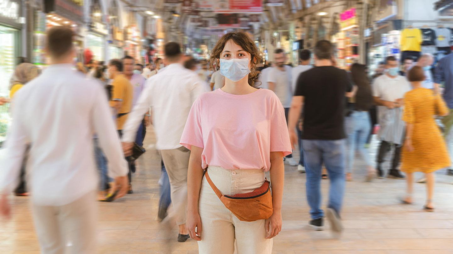 Corona-Pandemie: Schon im Sommer könnte das Coronavirus die Krankenhäuser wieder füllen. Maßnahmen fallen weg und die Menschen kommen wieder in größeren Gruppen zusammen Schon im Sommer könnte das Coronavirus die Krankenhäuser wieder füllen. Maßnahmen fallen weg und die Menschen kommen wieder in größeren Gruppen zusammen