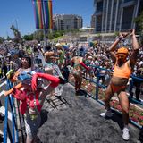 Menschen nehmen an der jährlichen Pride-Parade in Tel Aviv teil