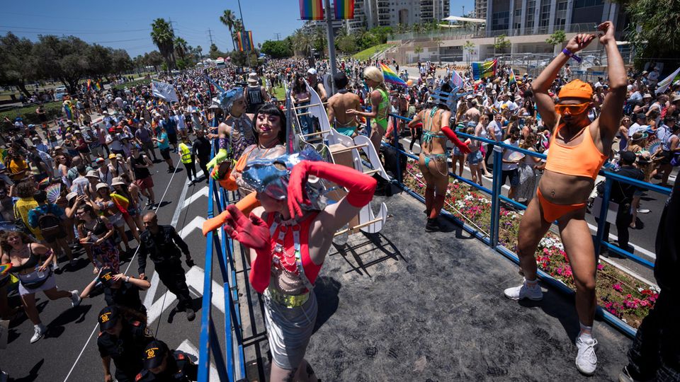 Menschen nehmen an der jährlichen Pride-Parade in Tel Aviv teil