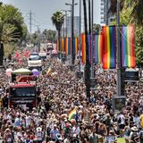 Tausende Menschen feiern die Pride Parade in Tel Aviv