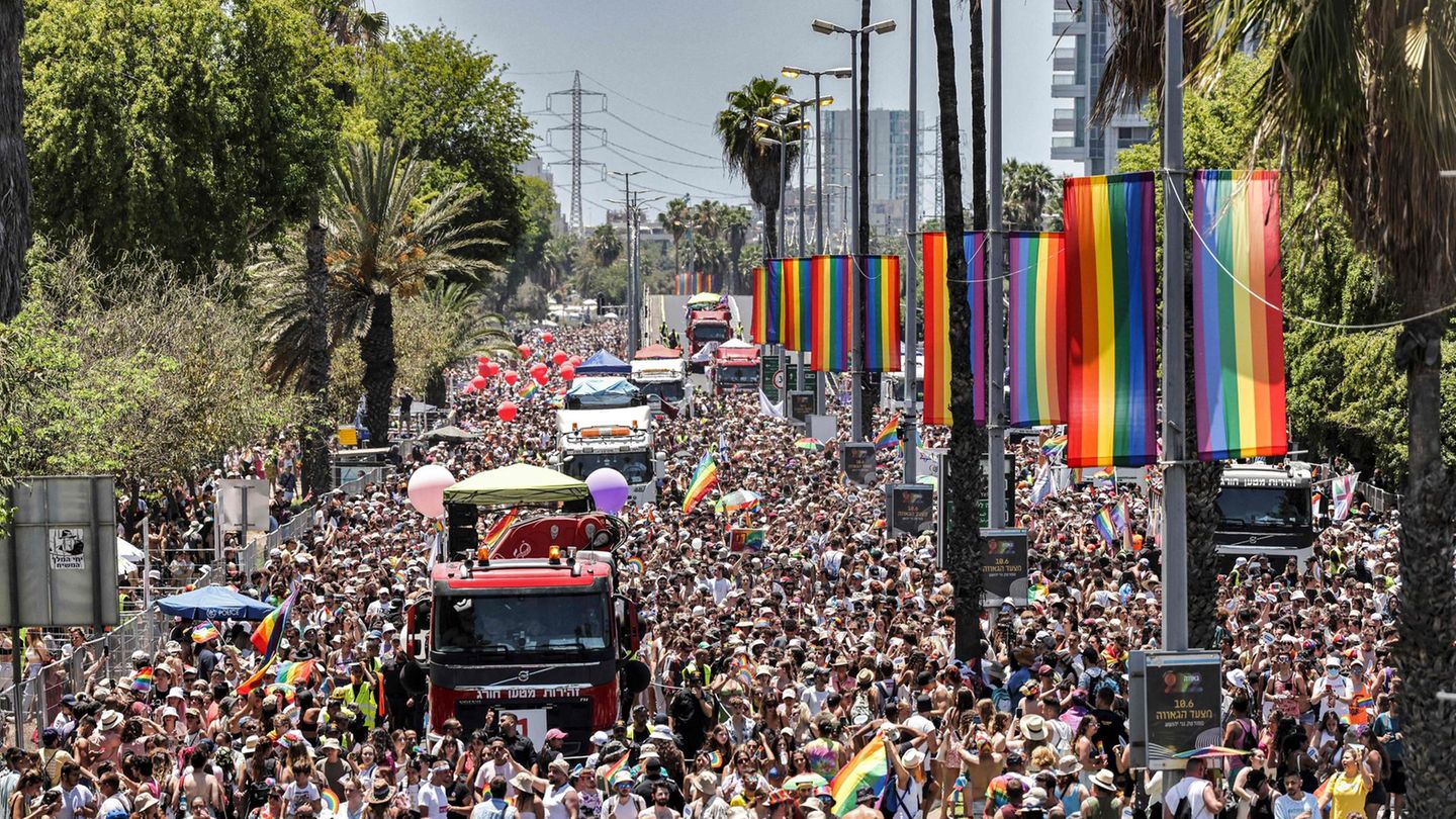 Tausende Menschen feiern die Pride Parade in Tel Aviv