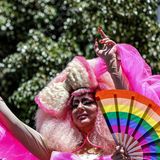 Eine Drag Queen tanzt