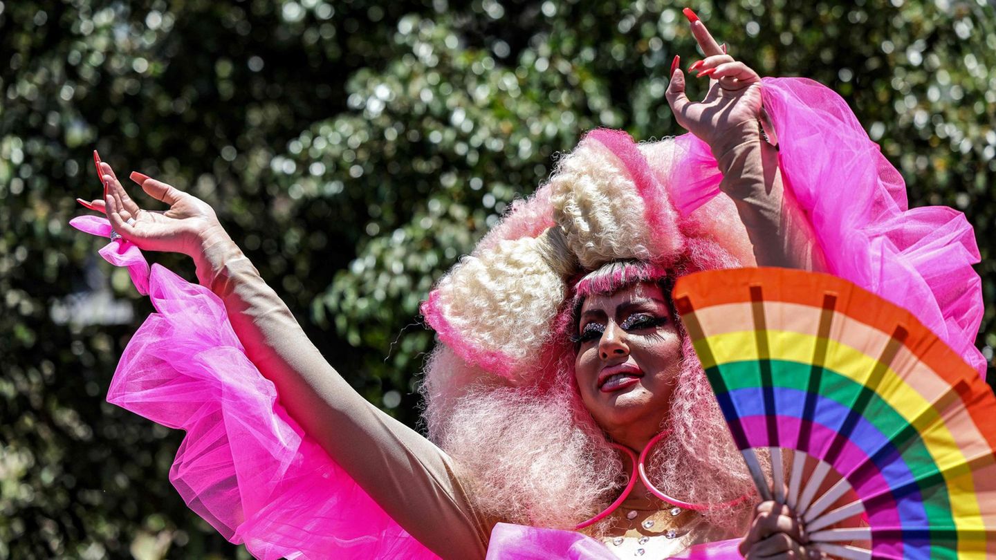 Eine Drag Queen tanzt