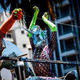 Ein Teilnehmer trägt eine schillernde Einhornmaske