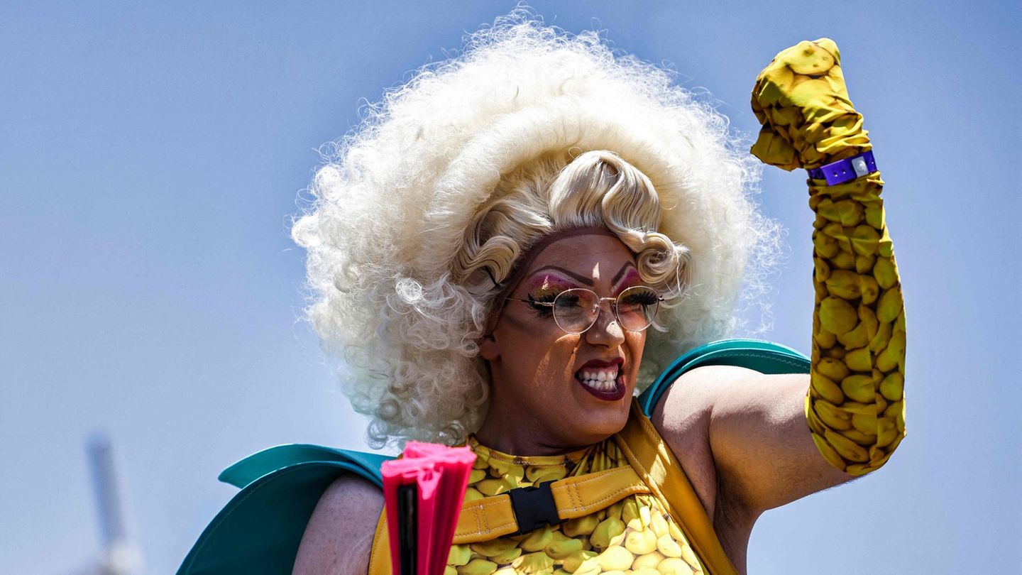Eine Drag Queen hebt die Faust