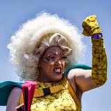 Eine Drag Queen hebt die Faust