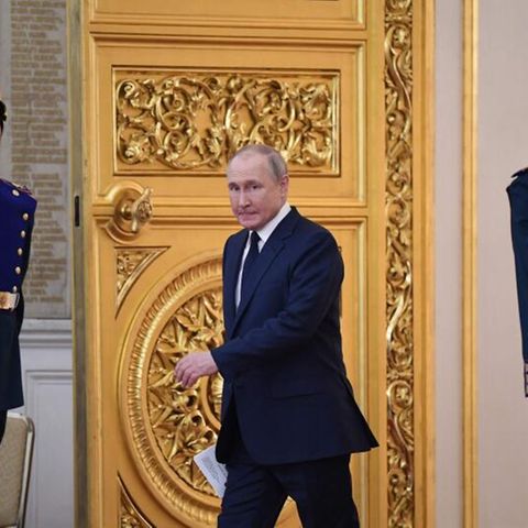 Der russische Präsident Wladimir Putin geht durch eine goldene Tür