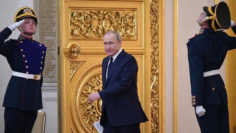 Der russische Präsident Wladimir Putin geht durch eine goldene Tür