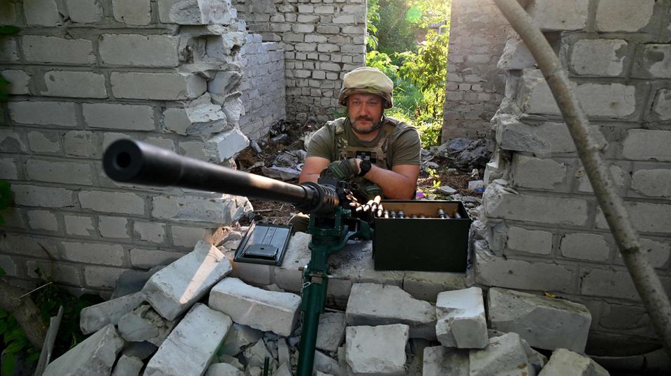 Ein ukrainischer Soldat hält seine Position unweit der ukrainischen Stadt Chuguiv in der Region Charkiw