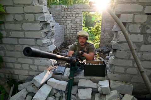 Ein ukrainischer Soldat hält seine Position unweit der ukrainischen Stadt Chuguiv in der Region Charkiw