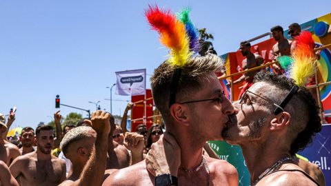 Zwei Männer küssen sich unter den Teilnehmenden der Tel Aviv Pride