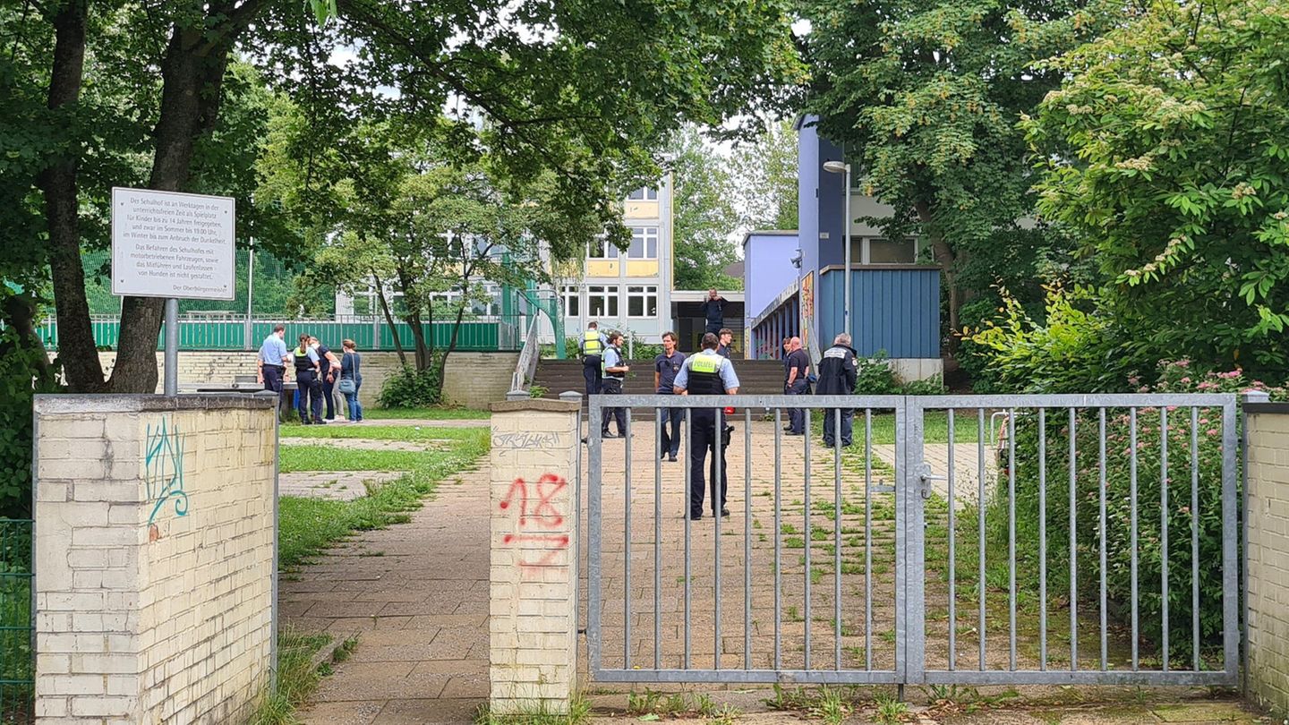 Einsatzkräfte stehen im Eingangsbereich einer Schule