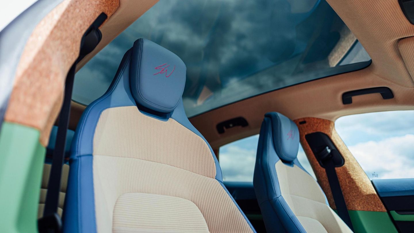 Bemerkenswert ist aber auch das Innere des Wagens: Sean Wotherspoons Stilmittel ist Kord – und der wird auch im Porsche eingesetzt.