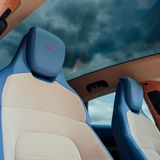 Bemerkenswert ist aber auch das Innere des Wagens: Sean Wotherspoons Stilmittel ist Kord – und der wird auch im Porsche eingesetzt.