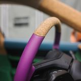 Sogar das Lenkrad ist mit Kork und pinker Farbe verziert.