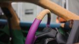 Sogar das Lenkrad ist mit Kork und pinker Farbe verziert.