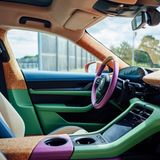 Ungewöhnlich ist auch der Rest des Cockpits: Sehr bunt gehalten und dazwischen Kork. Sieht mehr nach Baumarkt als nach Autohaus aus.