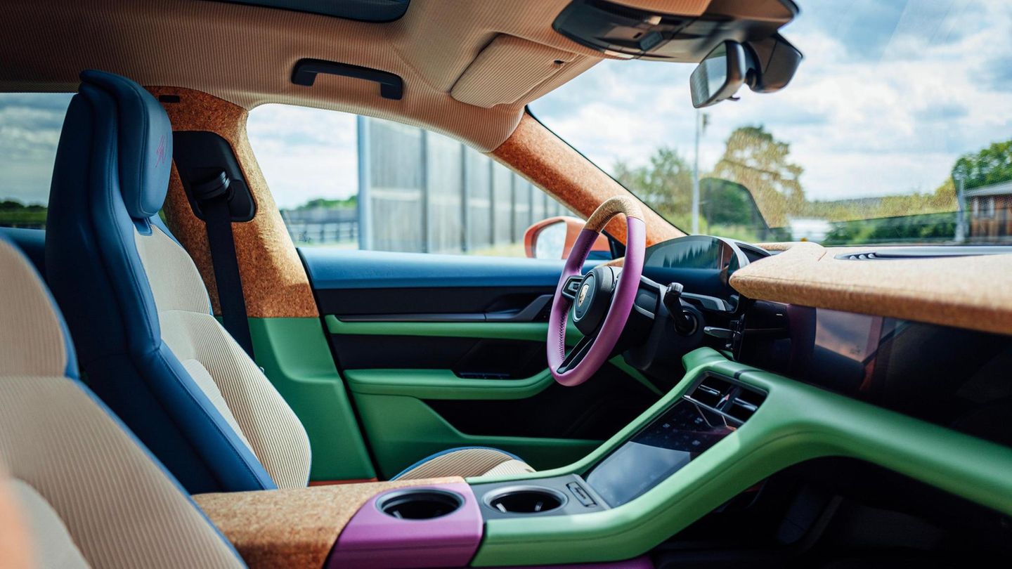 Ungewöhnlich ist auch der Rest des Cockpits: Sehr bunt gehalten und dazwischen Kork. Sieht mehr nach Baumarkt als nach Autohaus aus.