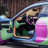 Auf den ersten Blick sieht dieser Porsche Taycan mehr nach einem Polo Harlekin aus. Mit dem wollte VW in den 1990er-Jahren ihre Modulbauweise zeigen.