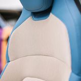 Eine Detailaufnahme zeigt den Kordstoff auf den Sitzen.