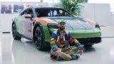 Der Künstler scheint zufrieden: Sean Wotherspoon mit seinem Porsche.