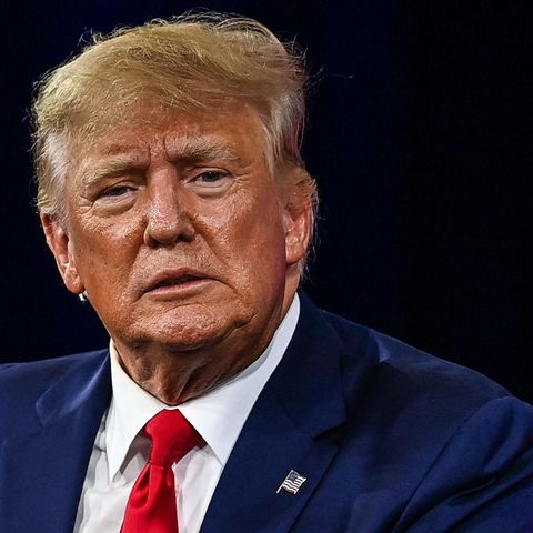 Donald Trump mit blauem Anzug und roter Krawatte