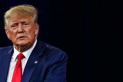 Donald Trump mit blauem Anzug und roter Krawatte