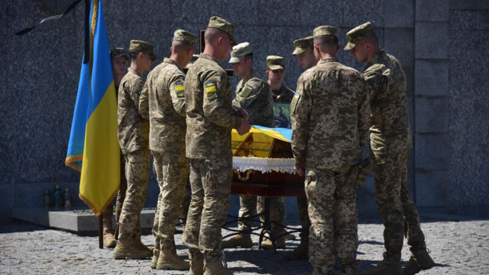 Ukraine, Lwiw: Ukrainische Militärs bei der Abschiedszeremonie für einen gefallenen Soldaten