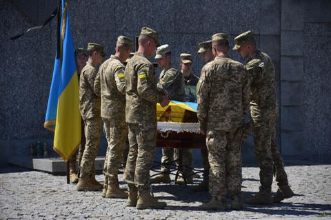 Ukraine, Lwiw: Ukrainische Militärs bei der Abschiedszeremonie für einen gefallenen Soldaten