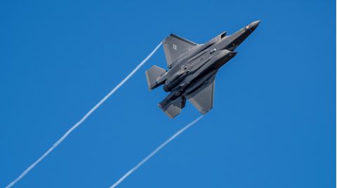 US-Kampfflugzeug vom Typ F-35 fliegt