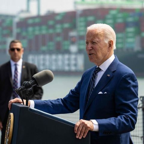 US-Präsident Joe Biden spricht vom Deck der USS Iowa im Hafen von Los Angeles