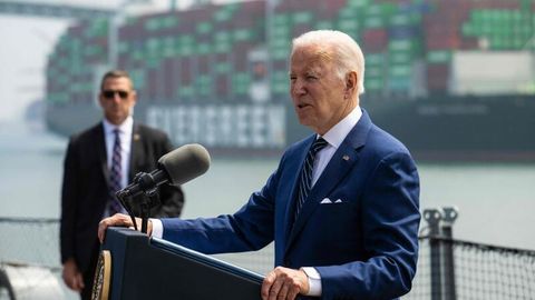 US-Präsident Joe Biden spricht vom Deck der USS Iowa im Hafen von Los Angeles