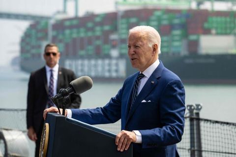 US-Präsident Joe Biden spricht vom Deck der USS Iowa im Hafen von Los Angeles